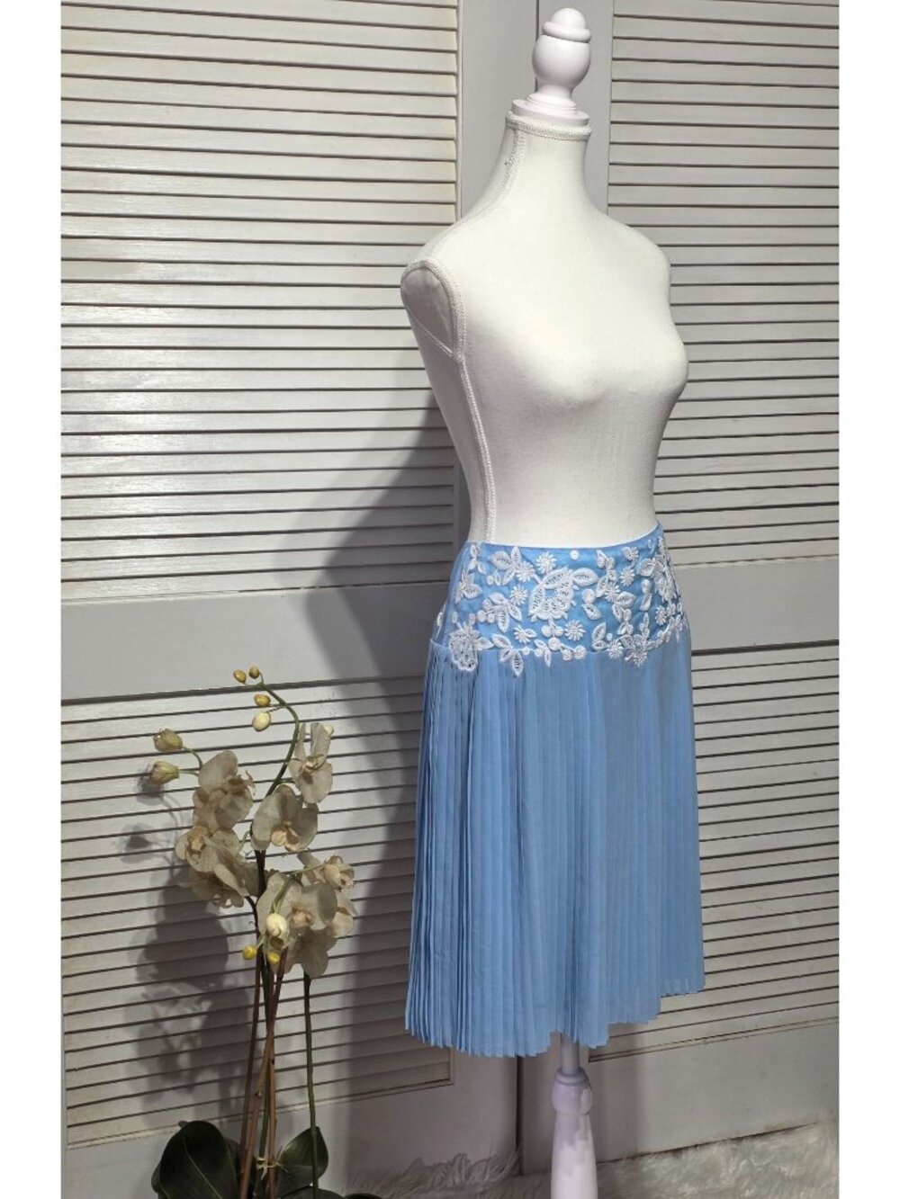 Carlisle Collection Womens Blue Pleated Embroidered White Floral Skirt Sz 4 3894 - Picture 2 of 12